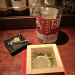 バー・バーンズ - 東経135度兵庫ドライジンを使った一杯を頂く。升の淵に添える柚子塩も旨い。