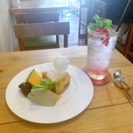 カフェ 4ユー ～カゼ-ノ-オカ～ - リコッタチーズとくるみのケーキ / ROSE LEMONADE