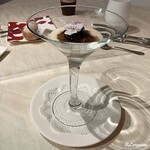 プチレストラン ブーケ・ド・フランス - 新玉葱のエスプーマの中に生うにとコンソメジュレと海鼠と黒海蘊