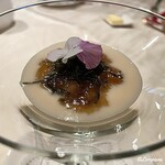 プチレストラン ブーケ・ド・フランス - 新玉葱のエスプーマの中に生うにとコンソメジュレと海鼠と黒海蘊