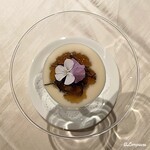 プチレストラン ブーケ・ド・フランス - 新玉葱のエスプーマの中に生うにとコンソメジュレと海鼠と黒海蘊