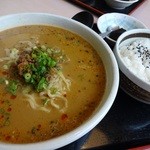 らｰ麺工房 はくが。 - 担々めん（半ライス付）７３０円