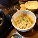 江戸YA - 説明通りにご飯茶碗につけ汁と残った豚肉
真空ポットからだし汁を掛けて濃度調整をして
上から柚子胡椒とネギを入れてみた