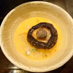 江戸YA - 干し椎茸もそのまま入っているのだけど
戻しが足りない感もあり
食感が硬い部分もある

生椎茸だとベストな感もあるけれど
これは出汁感にも影響するから
一概にどちらが良いかは分からない