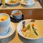 旅邸 諧暢楼 - 朝ごはんの、おめざ。チーズフォンデュのチーズすごく美味しい。トマトジュースがスムージーみたいでこんなトマトジュース初めてです。