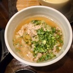 江戸YA - 食べてみると

キチンと鰹節から取られている出汁の旨味
つけ汁の塩感ある複合した旨味
自家製柚子胡椒の爽やかで
一味のピリ辛感ある締まり感が絶妙に合わさり
これも美味しいぞっ❗️