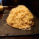 江戸YA - 麺は全粒粉らしい粒粒感が見えて
モッチリ感もあり、腰も良い感じであるなあ❗️

麺も大盛りにしたお陰で、ガッツリと山盛りなので
心置きなくこの味わいを食べ尽くす事が出来た♪