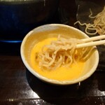 江戸YA - 生卵に浸けて頂く

溶き卵に浸けて食べる事により
円やかさがプラスされて、丁度よい塩味と円やかさで
これは美味しいぞっ❗️

溶き卵と合わせることが前提のつけ汁の濃さなのだろう