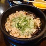 江戸YA - ◯つけ汁
グラグラと煮立った石焼の器で提供された

塩味をしっかり強めに感じる
味醂な甘み感ある醤油味で
これは、いろいろな和な出汁感の旨味が効いてるなあ❗️