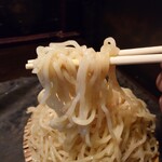 江戸YA - 『岐阜のラーメン親父』こと『さかま』さん情報によると
麺はミシュランに掲載されている
『らーめんNageyari』さんから作り方を教えてもらってる
とのこと

道理で麺も、本格的だよねえ♪