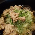 江戸YA - 豚肉は豚バラらしくかなり薄めにスライスされている
加熱されてチリチリな見た目だけど
脂身に当然嫌味や癖感は一切無く
これは美味しい豚肉だなあ♪
それが2,750円もする、夜の美豚豚しゃぶと同量入ってる