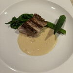 ポルト ボヌール - お魚料理。焼き具合がミーディアムレアで、びっくり。なるほど…