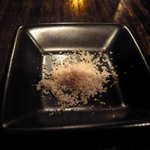 兼八 - 黒枝豆に付いていた塩です。この塩をペロって舐めて．．．「そうだ～。」って。日本酒を飲もう！！