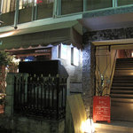 しん進 - 建物の2階にあります。 ちなみに1階は、老舗の洋食屋さん『博多 和田門』です。
