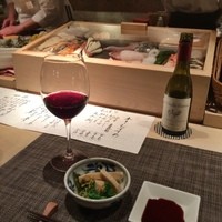 江戸前  一朗 - 先週のことですが、二番町『江戸前 一郎』を初訪問。貧乏一筋うん十年の私ゃ、回らない寿司屋初体験ですよ！高級感漂う店内ですが、職人さんはとっても気さく。カウンターに並ぶ食材がいちいち美味しそう。一部値段記載無いのが小市民には恐ろしいww