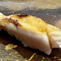 鮨 難波 - ノドグロの炙り： 目の前で炭火で炙っていただきました。