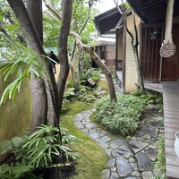 温石 - 風情の有る庭を抜けてお店の中へ入るのは儀式ですね♪