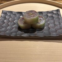 温石 - 鯵の胡瓜巻き、梅肉ソース、ごま、大葉、ガリ