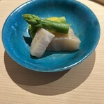 温石 - 三河湾の平貝とグリーンアスパラ黄身酢掛け