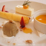 ブラッセリー ラシュレ - 紅茶のアイス、カスタードとイチゴのクレープ、レアチーズケーキ、サツマイモのプリンと4点盛り合わせ