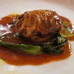 ブラッセリー ラシュレ - 肥後のあか牛の赤ワイン煮込みをキャベツで巻いて。