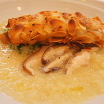 ブラッセリー ラシュレ - 天草でとれたスズキにアーモンドをまぶして焼いたものに椎茸を添えて、大根おろしのソース。