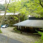 妙見石原荘 食菜石蔵 - 右がフロント，左が石蔵