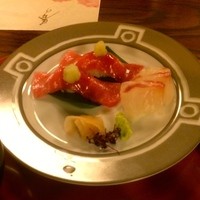 美濃吉本店 竹茂楼 - 向付は、鯛のお刺身と中トロのお寿司．．．視覚的な美味しさも素晴らしいですね。