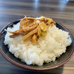 王道家直系 家系ラーメン がく - ライス大盛、Xフォロー刻みチャーシューサービス