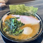 王道家直系 家系ラーメン がく - ラーメン、味玉