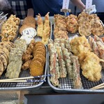 マルタニ製麺 - 揚げ物、綺麗に並んでます