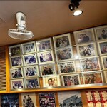 お好み焼 オモニ - 店内　芸能人や著名人の写真が沢山あります！