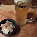 地鶏の伝兵衛 - ■ビール中 ジョッキ、お通し