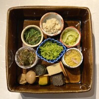 懐韻 - ・本日の八寸
                    (魚のオカラ、ゴーヤレモン漬け、カボチャそうめん、ピーマン明太子和え、ツルムラサキ土佐漬け、モロヘイヤ煮浸し、煮物、うずらとベビーホタテの燻製)