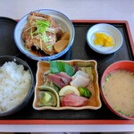 港あおしま - あら煮定食\1300　3種の魚のあら(かんぱち、にべ、真鯛)　あら煮だけでも満足なのに、刺身4種(真鯛、しびれる、カツオたたき、ブリ)、味噌汁も骨なし魚の身が入って、これで\1300はここだけでは？