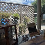 ひまつぶし - 窓際のテーブル