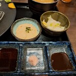 ごちそうとんかつ 豚の恵み - 小鉢を「とろろ」か「大根おろし」を選択できますので、とろろをとんかつ用のソースは以下、てんこもりです(^^ゞ 　出汁醤油、ソース、岩塩、山葵、洋カラシ