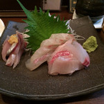 和風ダイニングきらり - 鯛のお刺身
      超新鮮で甘みがありました。
      隣の鰯はサービス