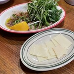 窯マチルダ - お通しのチーズとカツオとヒラマサのカルパッチョ(1,078円)