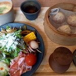ハルナツカフェ - サラダセット（1,320円）　説明にあるチキンやサーモンは無く、ボリュームも軽め