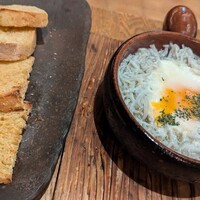欲張りバル CANTINA - しらすのアヒージョとノーマルバケット