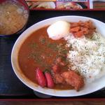 串かつ でんがな - 牛スジカレーに唐揚げ・ウィンナー・温玉トッピング全部載せのご飯大盛り。これならカツカレーよりも安いです。