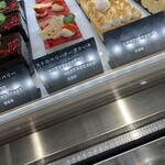 TART SQUARE - 自家製ストロベリーゼリーとクリームチーズムース