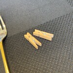 クイントカント - ポモドーロのソースで洋服が汚れないように、ナフキンを止める用のピンチ(嬉しい)