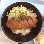 シャルマン戸隠 - 今日のゲレ飯はステーキ丼。千円也。お安い。
            
            お値段の割に良い感じ。
            ハズレの多いゲレ飯の中でも当たりの部類だと思うの。
            