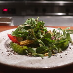 IZA - 鎌倉野菜のサラダ 昆布とブラックオリーブパウダー仕立て