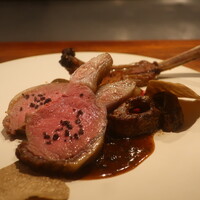 IZA - 羊肉のロースト ポルチーニ茸とサマートリュフ添えアップ