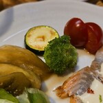 キッチン ブルー グローブ - トマトはハーフカット