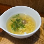 キッチン ブルー グローブ - 卵と茸スープのアップ
