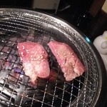 Sendai Horumon Yakiniku Tokiwatei - タンを焼いてるところ